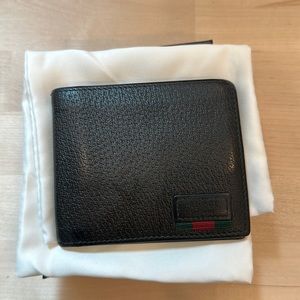 Gucci black men’s leather billfold wallet
